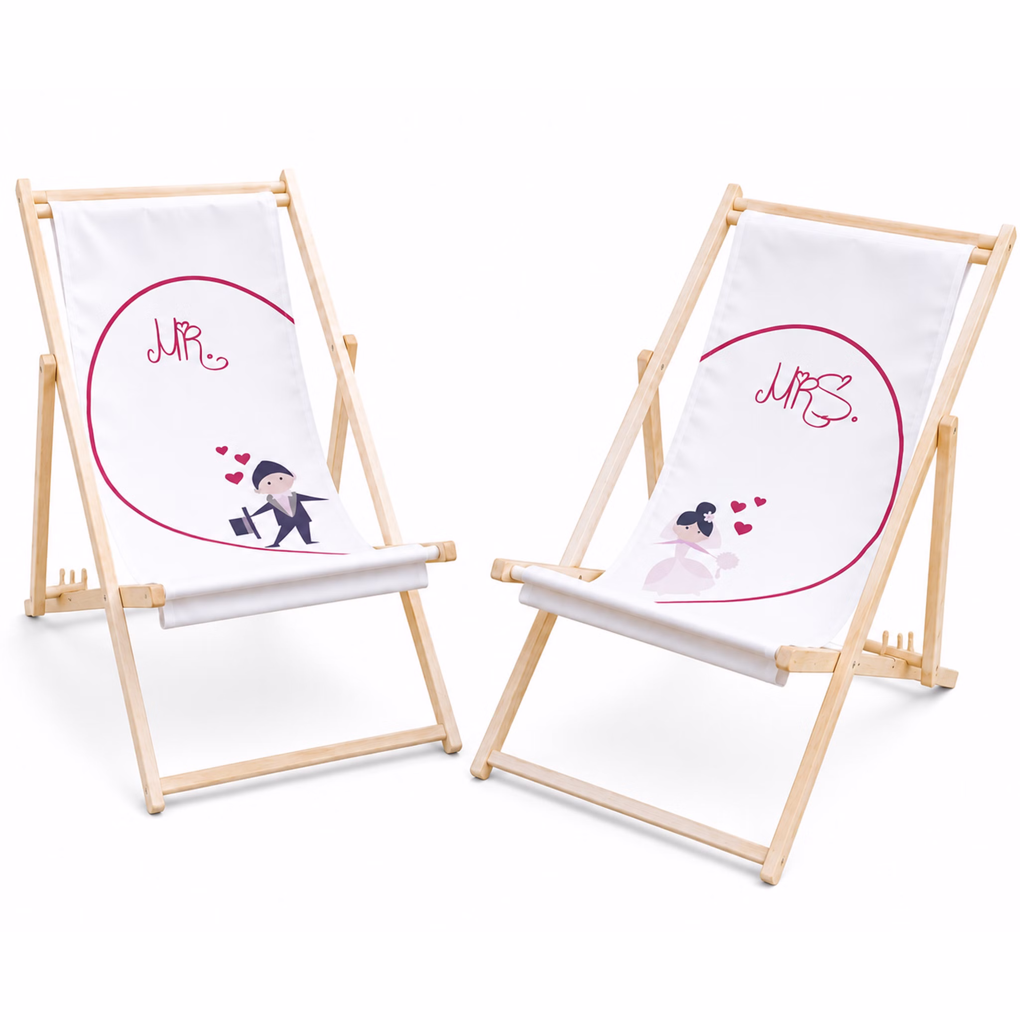 Zwei Mr. & Mrs. Hochzeits-Liegestühle mit Classic Herz-Motiv ohne Personalisierung stehen freigestellt auf weißem Hintergrund.