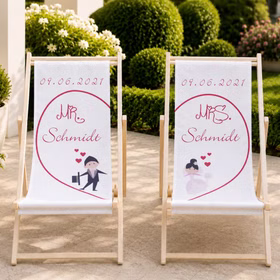 Personalisierte Hochzeits-Liegestühle Mr. & Mrs. mit Wunschname und Hochzeitsdatum individuelles Hochzeitsgeschenk 2 Liegestühle Geschenkidee zur Hochzeit Gastgeschenk Hochzeitsfeier Zwei personalisierte Mr. & Mrs. Liegestühle mit Nachname Schmidt und Hochzeitsdatum auf sonniger Terrasse.