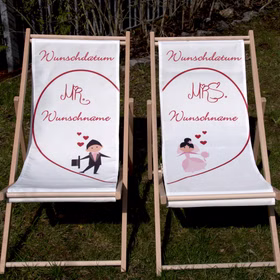 Personalisierte Hochzeits-Liegestühle Mr. & Mrs. mit Wunschname und Hochzeitsdatum individuelles Hochzeitsgeschenk 2 Liegestühle Geschenkidee zur Hochzeit Gastgeschenk Hochzeitsfeier Zwei personalisierbare Mr. & Mrs. Hochzeits-Liegestühle mit Wunschdatum und Wunschname stehen im Garten.