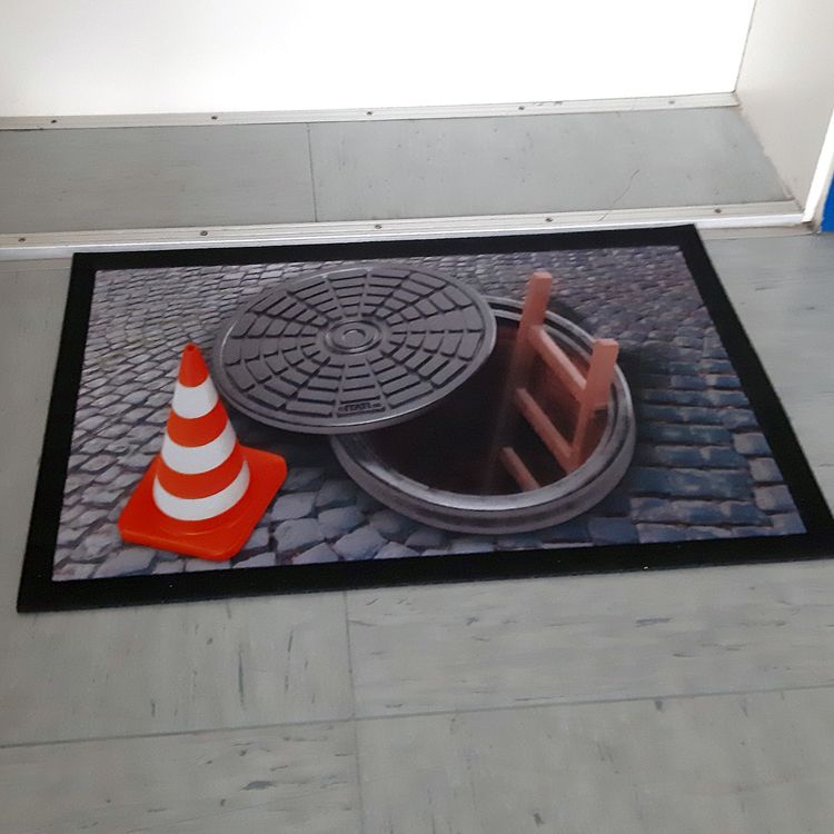 Witzige Fußmatte Gullideckel Kanaldeckel 3D-Motiv robustes Gummimaterial Witzige Fußmatte Gullideckel Kanaldeckel 3D-Motiv bunt 68x40x04 cm Haushalt & Wohnen Geschenkidee