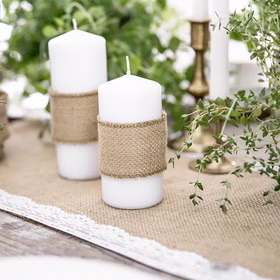Juteband Natur 5 cm x 5 m Dekoband Geschenkband Hochzeit Basteln Deko-Band Hochzeit Weihnachten Geburtstag Rustikale Tischdekoration mit weißen Kerzen und naturfarbenem Juteband im Landhaus- und Boho-Stil.