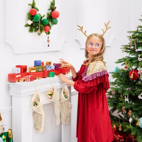 DIY Adventskalender Weihnachtszug zum Befüllen 24 Boxen aus Papier SALE 27-tlg. Bastel-Set 24 Schachteln, 50 cm Schnur, Brief an den Weihnachtsmann und Anleitung Geschenkidee Advent Adventszeit Weihnachtlich dekorierter Kamin mit aufgebautem Adventskalender-Zug und festlicher Weihnachtsdekoration.