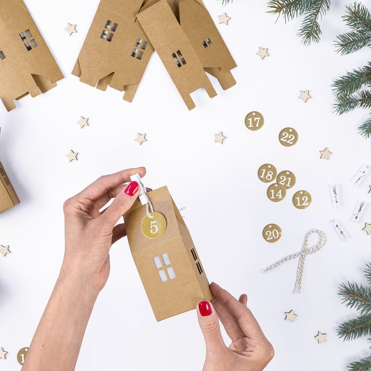 DIY Adventskalender Häuser Dorf aus Kraftpappe zum Befüllen Geschenkidee Adventskalender zum Basteln für Erwachsene Kinder Weihnachten Dezember
