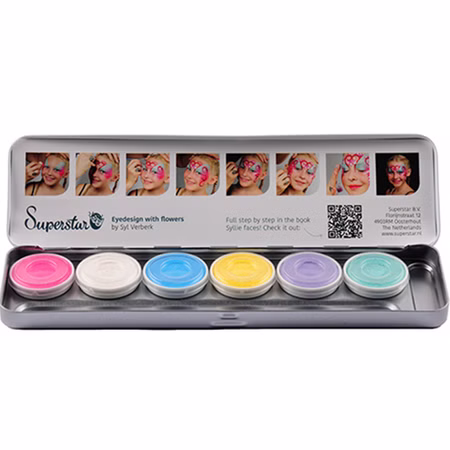 Aqua Schminke Pastell 6 Farben geöffnete Palette Geöffnete Schminkpalette mit sechs Pastellfarben in Rosa, Weiß, Blau, Gelb, Violett und Türkis in einer silberfarbenen Metalldose.