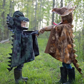 Triceratops Kostüm Dino Saurier Grandasaurus für Kinder von der Seite im Wald