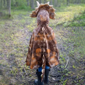 Triceratops Kostüm Dino Saurier Grandasaurus für Kinder im Wald von Hinten