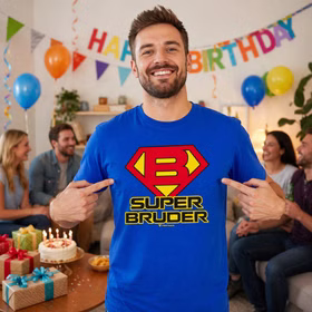 Super Bruder T-Shirt Blau Lustiges Geschenk für Herren Geburtstag Gr. S-XL SALE Männertag Weihnachten Ostern Geschenk Bekleidung für Herren Geschwisterliebe Mann trägt blaues Super Bruder T-Shirt auf Geburtstagsparty und zeigt auf das Motiv