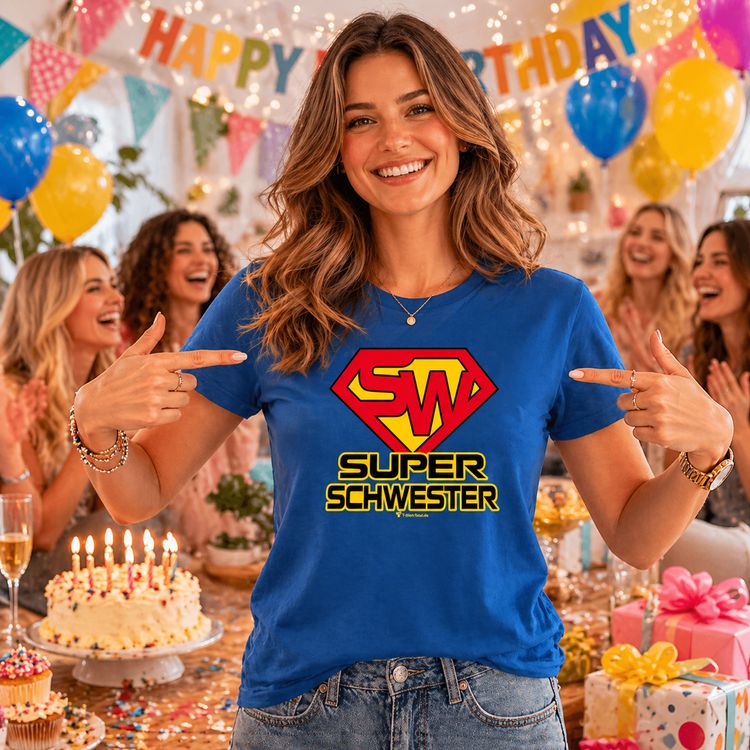 Blaues Damen T-Shirt mit Super Schwester Aufdruck vor weißem Hintergrund.
