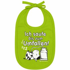 Lachendes Baby im Hochstuhl mit hellgrünem Lätzchen und lustigem Spruchmotiv.