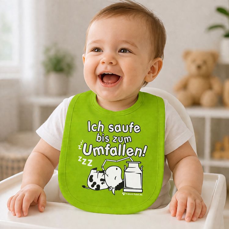 Lachendes Baby im Hochstuhl mit hellgrünem Lätzchen und lustigem Spruchmotiv.