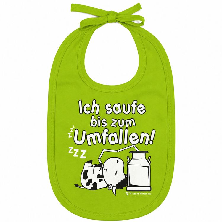 Lachendes Baby im Hochstuhl mit hellgrünem Lätzchen und lustigem Spruchmotiv.