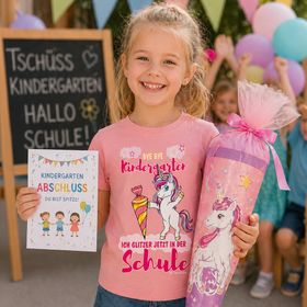 Rosa Kinder T-Shirt mit Einhorn-Motiv und Spruch „Bye Bye Kindergarten ich glitzer jetzt in der Schule“ auf weißem Hintergrund.