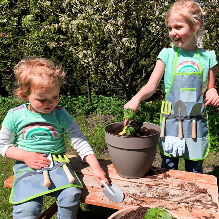 Schürze für Kinder Gartenschürze mit Werkzeugen & Handschuhen Schürze für Kinder Gartenschürze mit Werkzeugen & Handschuhen Kinder-Gartenschürze mit Brusttasche, Gartenhandschuhen und vier Gartengeräten Spaten Harke Schaufel Blumengabel Holz-Spielzeug
