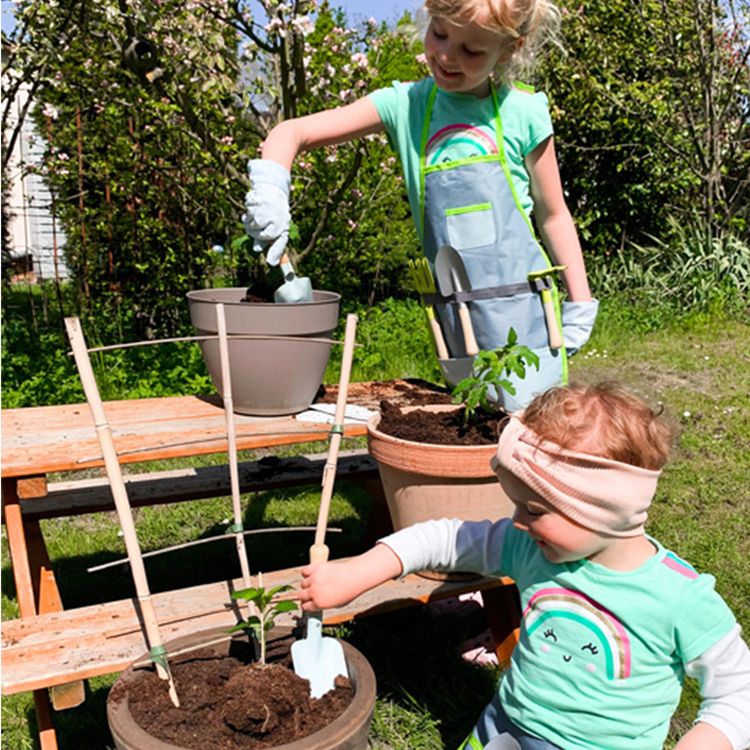 Schürze für Kinder Gartenschürze mit Werkzeugen & Handschuhen Schürze für Kinder Gartenschürze mit Werkzeugen & Handschuhen Kinder-Gartenschürze mit Brusttasche, Gartenhandschuhen und vier Gartengeräten Spaten Harke Schaufel Blumengabel Holz-Spielzeug