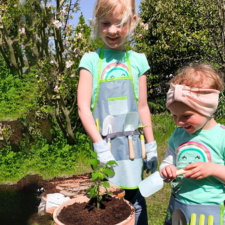 Schürze für Kinder Gartenschürze mit Werkzeugen & Handschuhen Schürze für Kinder Gartenschürze mit Werkzeugen & Handschuhen Kinder-Gartenschürze mit Brusttasche, Gartenhandschuhen und vier Gartengeräten Spaten Harke Schaufel Blumengabel Holz-Spielzeug