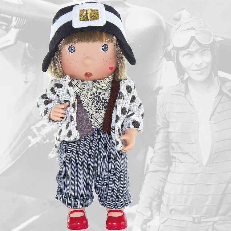 Puppe Amelia Mary Earhart Flugpionierin 25 cm für Kinder Spielzeug Spielpuppe historische Persönlichkeiten Frauen die Geschichte geschrieben haben Geschenkidee Mädchen Weihnachten Geburtstag Puppe Amelia Mary Earhart Flugpionierin 25 cm für Kinder Spielzeug Spielpuppe historische Persönlichkeiten Frauen die Geschichte geschrieben haben Geschenkidee Mädchen Weihnachten Geburtstag