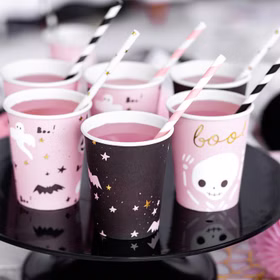 Halloween Pappbecher Boo Rosa Schwarz 220 ml 6 Stück Partybecher SALE Tisch-Deko Party-Deko Trinkbecher Halloween-Party Mottoparty Kindergeburtstag Halloween-Becher mit rosa Getränken auf einem Serviertablett, dekoriert mit Geistern, Fledermäusen und Skelettmotiv.