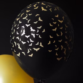 Aufgeblasener schwarzer Halloween-Luftballon mit goldenen Fledermäusen als stilvolle Gruseldekoration.