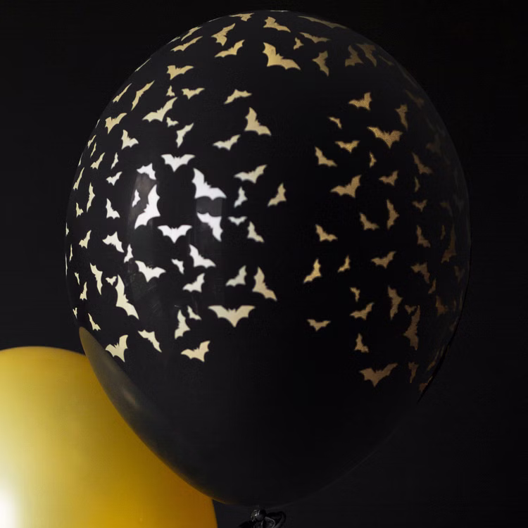Halloween Luftballons Fledermäuse Schwarz Gold 6 Stück Ø 30 cm Partydeko Raumdeko Dekoration SALE Halloween Party Mottoparty Hexenparty Gruselparty Aufgeblasener schwarzer Halloween-Luftballon mit goldenen Fledermäusen als stilvolle Gruseldekoration.