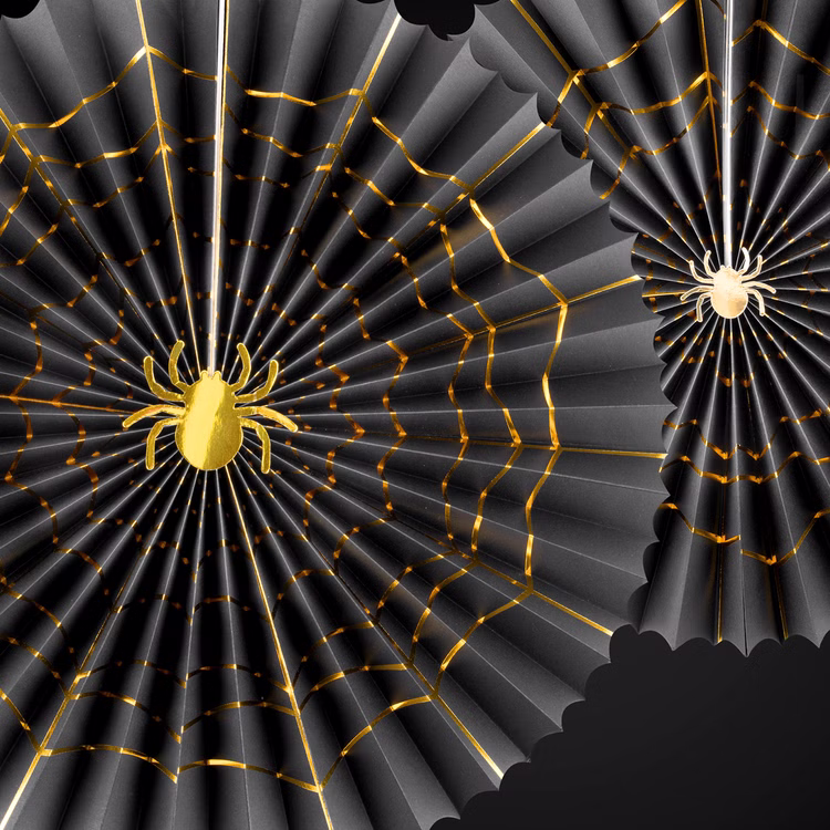 Halloween Rosetten 40 & 32 cm Schwarz Gold mit Spinnennetz & Spinne 2er Set Party-Deko Tisch-Deko SALE Halloween Mottoparty Detailansicht der schwarzen Papierrosetten mit goldenen Spinnennetzen und dekorativen Spinnen im Zentrum.