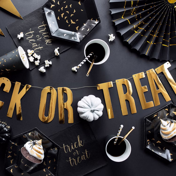 Halloween Rosetten 40 & 32 cm Schwarz Gold mit Spinnennetz & Spinne 2er Set Party-Deko Tisch-Deko SALE Halloween Mottoparty Halloween-Tischdekoration mit schwarz-goldenen Rosetten, Partygeschirr und Trick-or-Treat-Girlande.