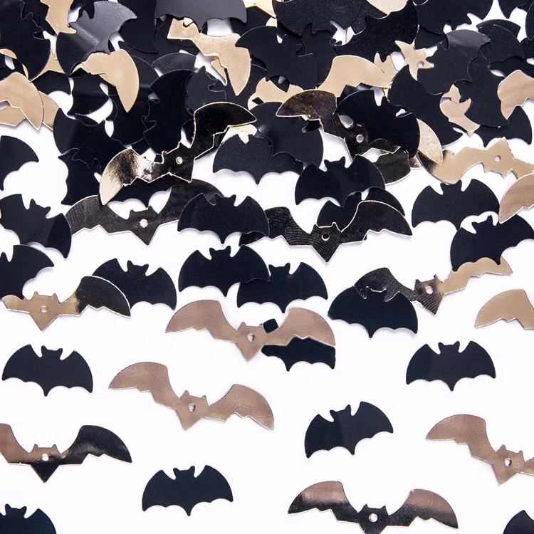 Halloween Fledermaus Konfetti Schwarz Gold 15 g Tischdeko Partydeko SALE Halloween-Party Mottoparty Hexen-Party Accessoire Fledermaus Halloween-Deko Tischdeko Detailansicht der schwarz-goldenen Fledermaus-Konfetti aus Papier für Tischdeko, Bastelarbeiten und kreative Halloween-Projekte.