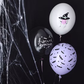 Drei Halloween-Luftballons mit Hexen-, Fledermaus- und Hocus-Pocus-Motiven vor dunkler Gruseldekoration.