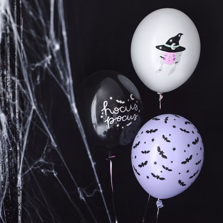 Halloween Luftballons Hexe Hocus Pocus 6 Stück Ø 30 cm Partydeko Raumdeko Dekoration SALE Halloween Party Mottoparty Hexenparty Gruselparty Drei Halloween-Luftballons mit Hexen-, Fledermaus- und Hocus-Pocus-Motiven vor dunkler Gruseldekoration.