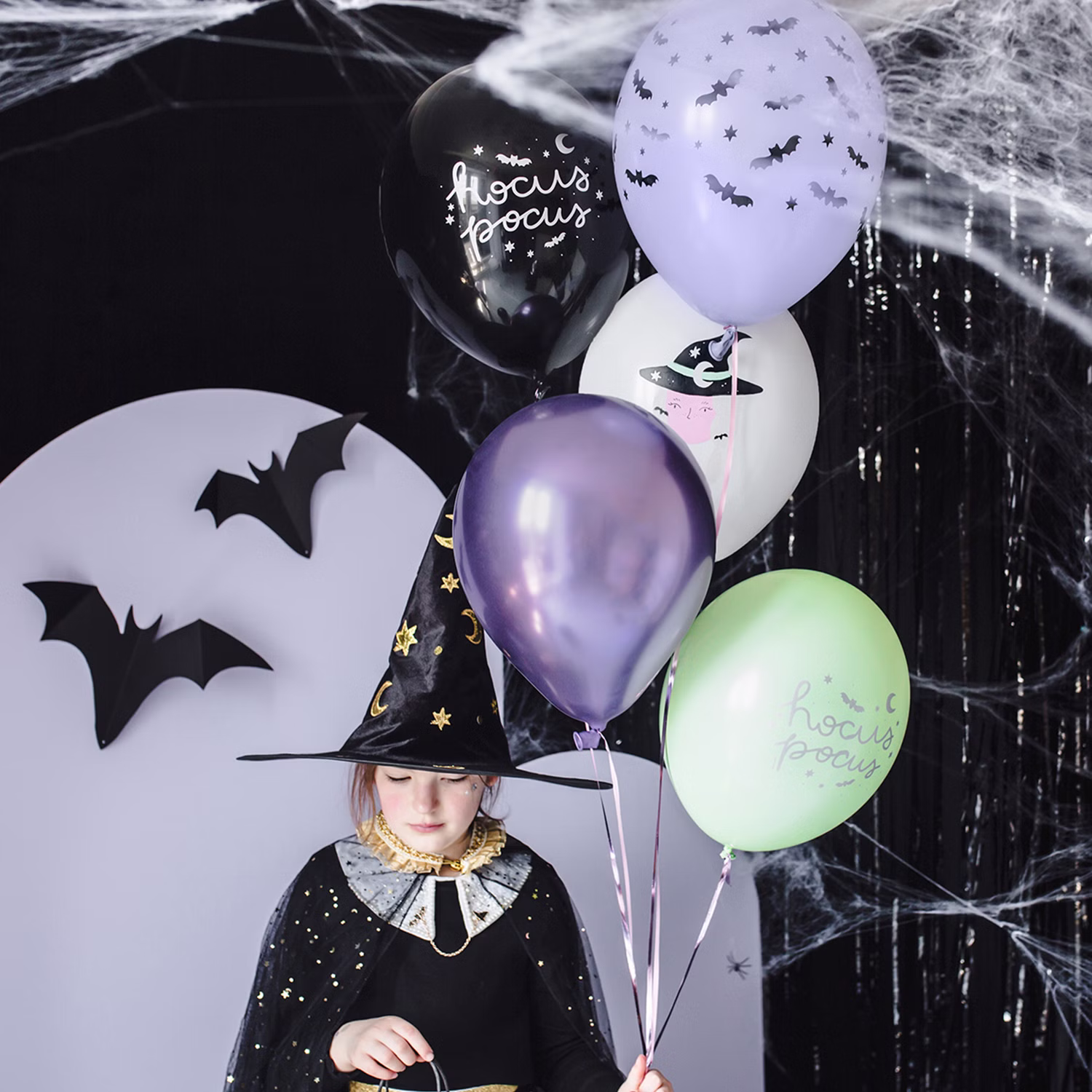 Halloween Luftballons Spiders and Bats Party Dekoration Halloween-Szene mit verschiedenen Motivballons in Schwarz, Weiß, Lila und Grün vor dunkler Kulisse mit Spinnennetzen.