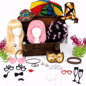 Fotobox Kostüm Zubehör 24 teilig Übersicht Übersicht des Fotobox-Sets mit Perücken, Hüten, Brillen, Maske, Schmuck, Haarreifen und verschiedenen Fotorequisiten am Stab.