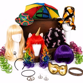 Fotobox Kostüm-Zubehör mit Perücken, Hüten, Maske, Schmuck und Accessoires dekorativ vor weißem Hintergrund arrangiert.