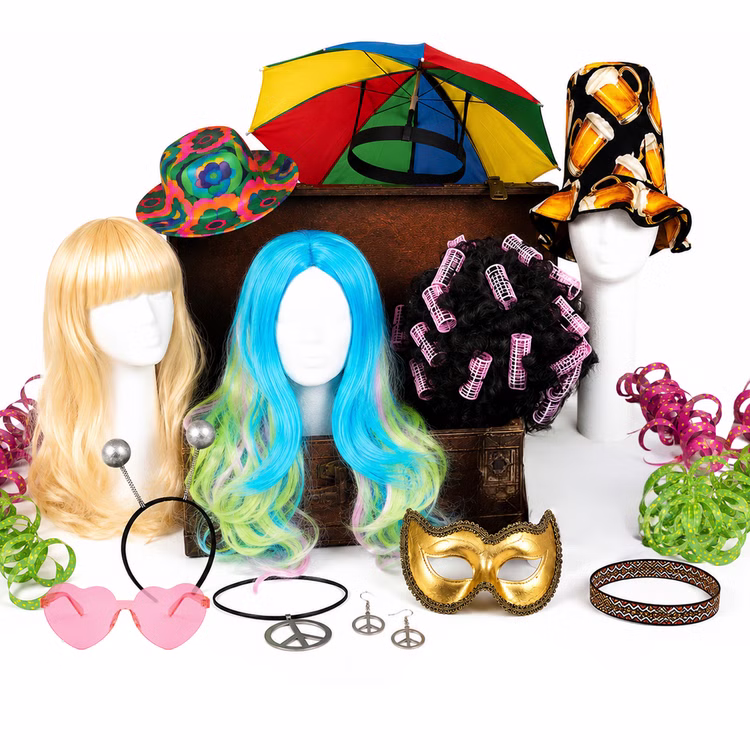 Fotobox Kostüm-Zubehör 12-tlg. – Party-Spaß für Hochzeit, Geburtstag & JGA Perücken Hüte Augenmaske Brille Haarreifen Kette Ohrringe Accessoires Mottoparty Fotobox Kostüm-Zubehör mit Perücken, Hüten, Maske, Schmuck und Accessoires dekorativ vor weißem Hintergrund arrangiert.