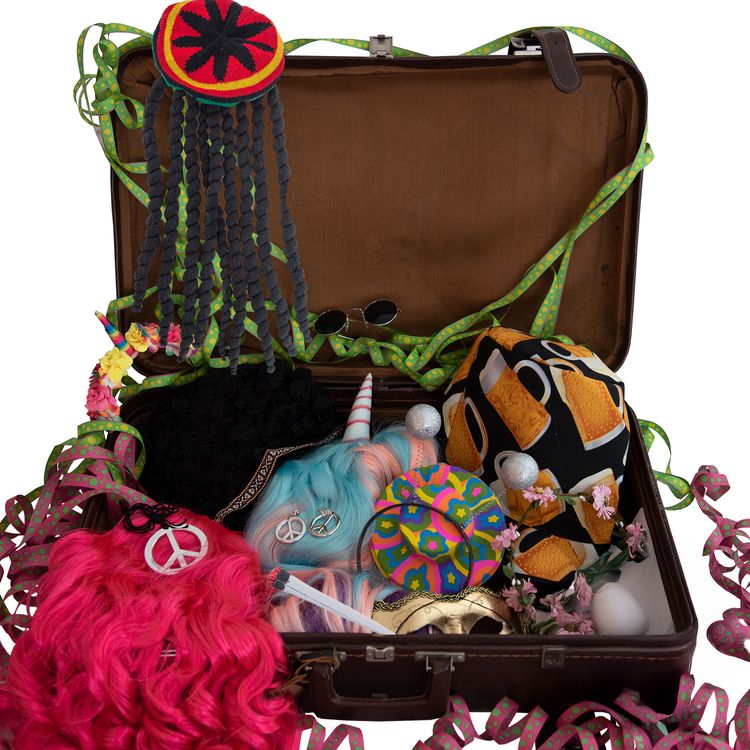 Fotobox Kostüm-Zubehör Hochzeit Geburtstag 12-tlg. Party-Spaß Übersicht über die Einzelteile in einem braunen Koffer mit dem Hinweis, dass es insgesamt 12 Accessoires sind