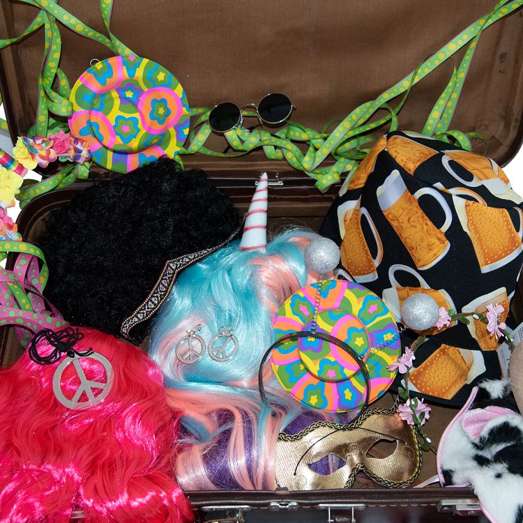 Fotobox Kostüm-Zubehör Hochzeit Geburtstag 12-tlg. Party-Spaß Übersicht über die Einzelteile in einem braunen Koffer mit dem Hinweis, dass es insgesamt 12 Accessoires sind