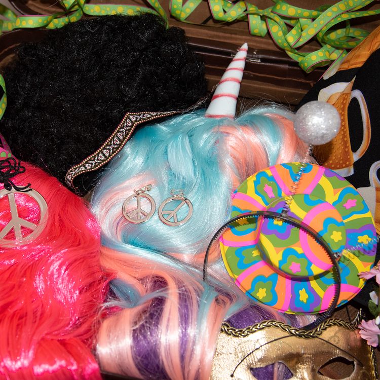 Fotobox Kostüm-Zubehör Hochzeit Geburtstag 12-tlg. Party-Spaß Übersicht über die Einzelteile in einem braunen Koffer mit dem Hinweis, dass es insgesamt 12 Accessoires sind