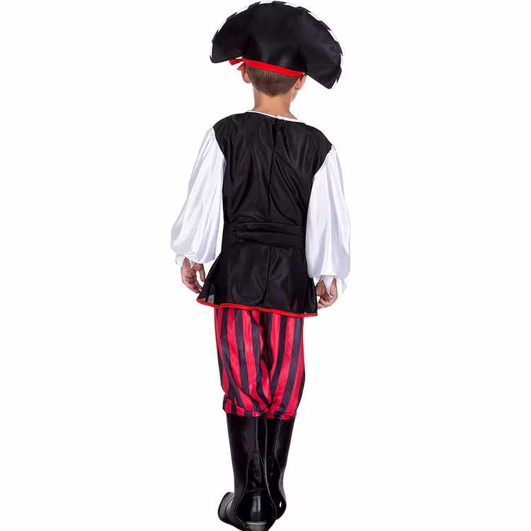 Piraten Kostüm Tom Kinder Rückansicht Rückansicht des Piraten Kostüms für Kinder mit schwarzem Oberteil, rot-schwarz gestreifter Hose, Stiefelstulpen und Piratenhut.