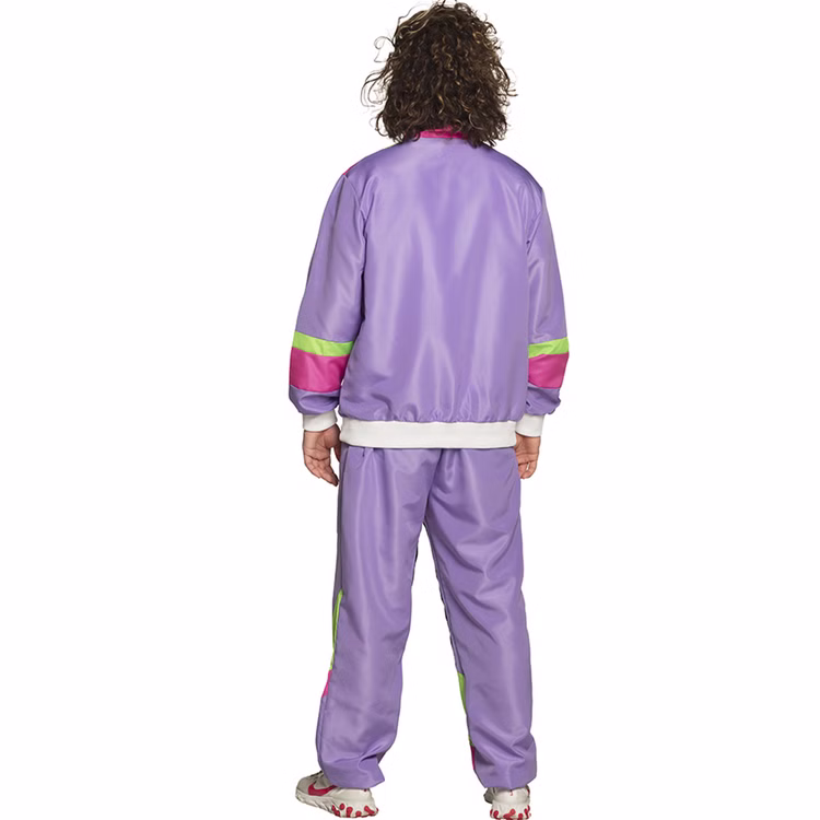 90er Jahre Jogginganzug Herren Rückansicht Rückansicht des lila Trainingsanzug-Kostüms für Herren mit Neonstreifen an den Ärmeln und farbigen Einsätzen an der Hose.