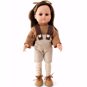 Detailreiche Spielpuppe Johanna mit braunen Haaren, Strickpullover, Latzhose und Kniestrümpfen vor hellem Hintergrund.