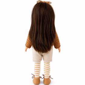 Rückansicht der Spielpuppe Johanna mit langen braunen Haaren und liebevoll gestalteter Puppenkleidung in warmen Naturfarben.