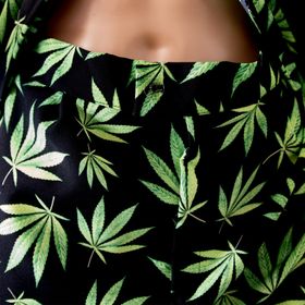 Cannabis Hose schwarz & grünen Hanf-Blättern für Herren Gr. 50-58 JGA Beachparty Freizeit-Look Sommerhemd Fasching Karneval Mottoparty