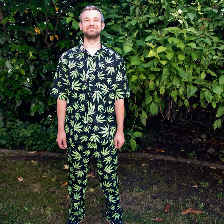 Cannabis Hose lang schwarz & grünen Hanf-Blättern für Herren Cannabis Hose schwarz & grünen Hanf-Blättern für Herren Gr. 50-58 JGA Beachparty Freizeit-Look Sommerhemd Fasching Karneval Mottoparty