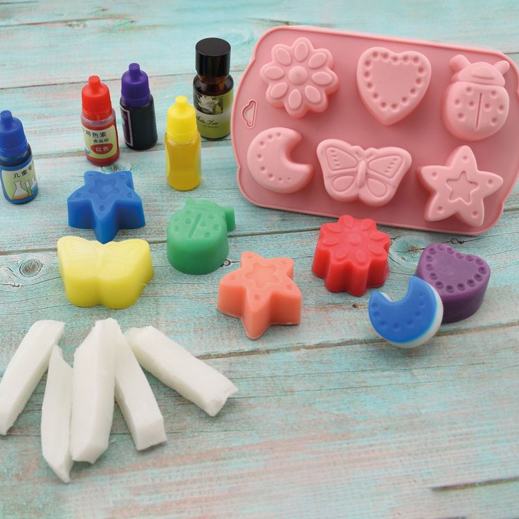 Seife selbst herstellen basteln Seifen-Set mehrfarbig mit Formen für Kinder