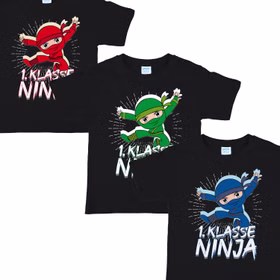 Kinder T-Shirts mit Ninja-Motiv in drei Farben – blau, grün und rot – für die Einschulung.