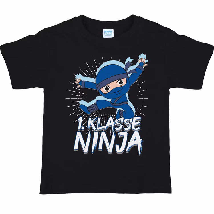 Schulanfänger T-Shirt 1. Klasse Ninja Kinder blau ABC-Schütze Einschulung Jungen Gr. 122-140 SALE Zuckertüte Geschenkidee Schultüte Schulkind Bye Bye Kindergarten Schwarzes Kinder T-Shirt mit blauem Ninja-Motiv und Schriftzug „1. Klasse Ninja“ für Schulanfänger.