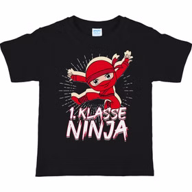Schulanfänger T-Shirt 1. Klasse Ninja Kinder rot ABC-Schütze Einschulung Gr. 134-140 SALE Schule Schulkind Endlich Schule Geschenkidee Zuckertüte Schultüte Schwarzes Kinder T-Shirt mit rotem Ninja-Motiv und Schriftzug „1. Klasse Ninja“ für Schulanfänger.