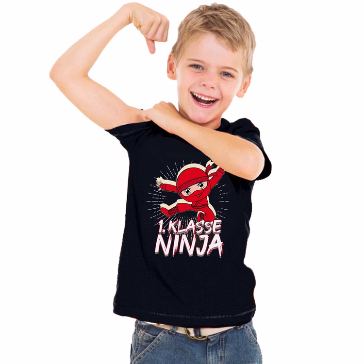 Schulanfänger T-Shirt 1. Klasse Ninja Kinder rot ABC-Schütze Einschulung Gr. 134-140 SALE Schule Schulkind Endlich Schule Geschenkidee Zuckertüte Schultüte Junge trägt schwarzes Ninja T-Shirt „1. Klasse Ninja“ und zeigt stolz seine Stärke beim Schulanfang.