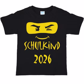 Schwarzes Kinder T-Shirt „Schulkind 2026“ mit gelbem Ninja-Gesicht und Schriftzug auf weißem Hintergrund.
