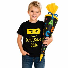 Schwarzes Kinder T-Shirt „Schulkind 2026“ mit gelbem Ninja-Gesicht und Schriftzug auf weißem Hintergrund.