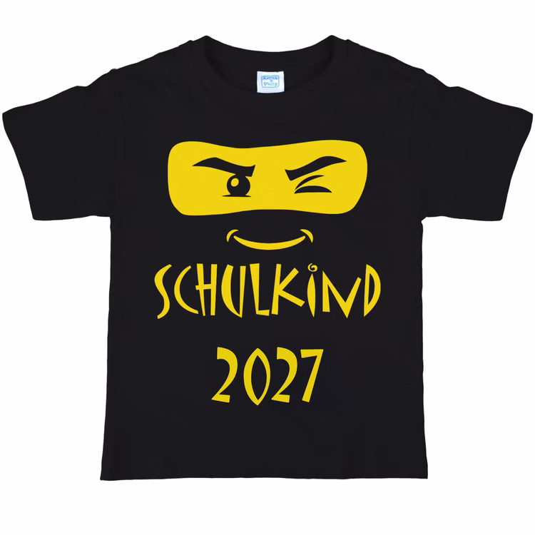 Schulkind 2027 T-Shirt schwarz Ninja Motiv Vorderseite Schwarzes Kinder-T-Shirt mit gelbem Ninja-Gesicht, zwinkerndem Auge und dem Schriftzug „Schulkind 2027“ auf der Vorderseite.