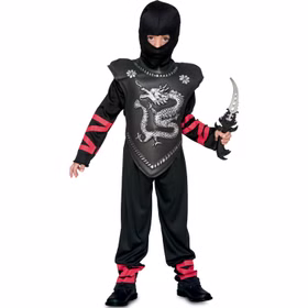Kind im schwarzen Ninja-Kostüm mit Kapuze und großer schwarzer Rüstung, die mit einem silbernen Drachen verziert ist. Rote Akzente an Ärmeln und Beinen ergänzen den geheimnisvollen Krieger-Look.